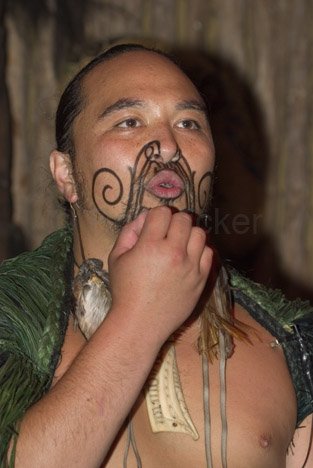 Maori Krieger mit Tattoos in Neuseeland Nordinsel Tamaki Maori Village 