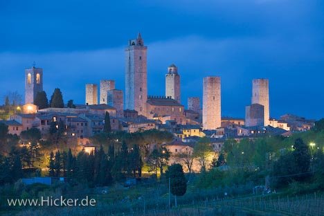 Nacht Geschlechtertuerme San Gimignano