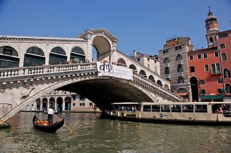 Beruehmte Rialtobruecke Venedig Italien