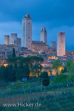 Tuerme San Gimignano Daemmerung Toskana Italien