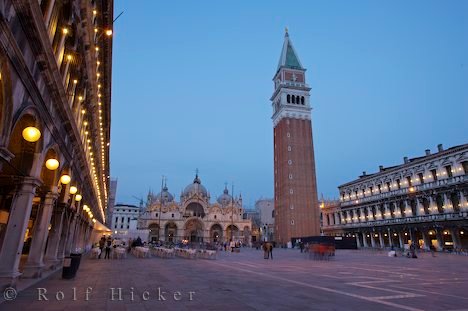 Sehenswuerdigkeit Abenddaemmerung Markusplatz Venedig