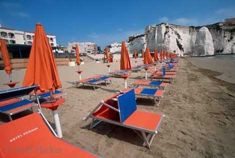 Strandurlaub Sonnenschirme Klippen