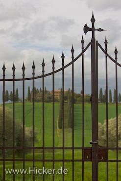 Tor Einer Villa In Toskanischer Landschaft Siena Italien
