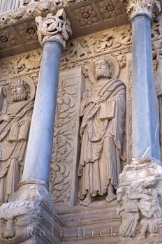 Saeulen Eingangsbereich Kathedrale Saint Trophime Arles Frankreich