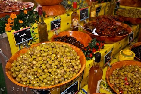Marinierte Oliven Marktstand Moustiers Sainte Marie Provence