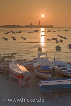 Sonnenuntergang Ueber Cadiz Mit Fischerbooten Und Castillo De San Sebastian