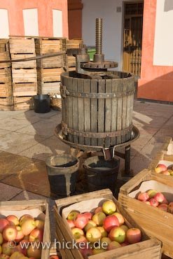 Mittelalterliche Apfelpresse Mercado Medieval Cordoba Spanien