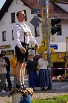 Bayerische Tradition Menschen Bild Maibaum