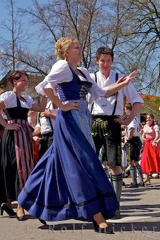 Paar In Bayerischer Tracht