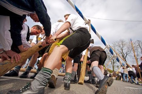 Kräftige Burschenschaft In Lederhosen