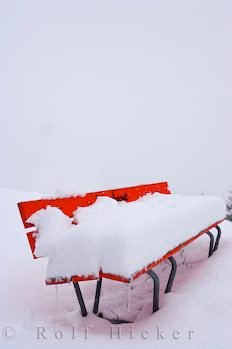 Rote Bank Mit Schnee