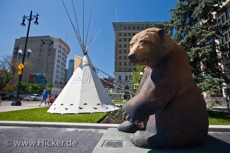 Baerenstatue Pondering Grizzly Bears On Broadway Winnipeg Kanada