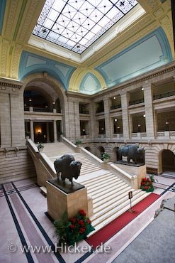 Grosse Treppe Bison Statuen Parlamentsgebaeude Winnipeg Manitoba Kanada