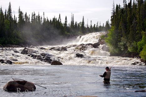 Fliegenfischer Wasserfall Labrador Kanada