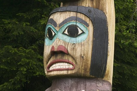 Maske Totempfahl Totem Bight Alaska